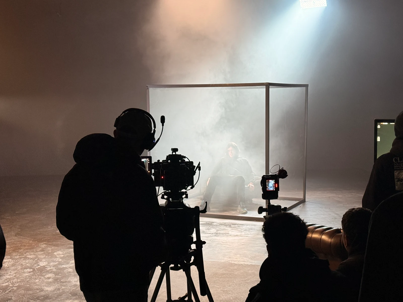 Cadreur et interprète sur le plateau pendant un tournage