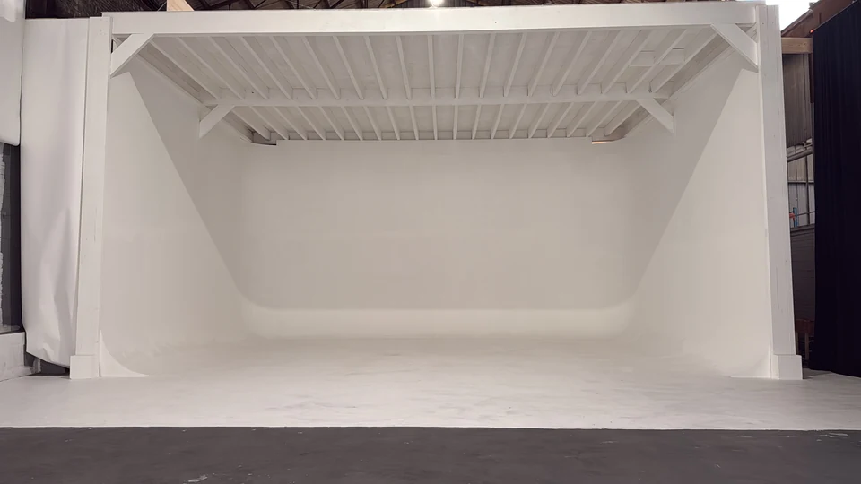 Vue frontale du cyclorama blanc sans décor, avec ses raccords arrondis