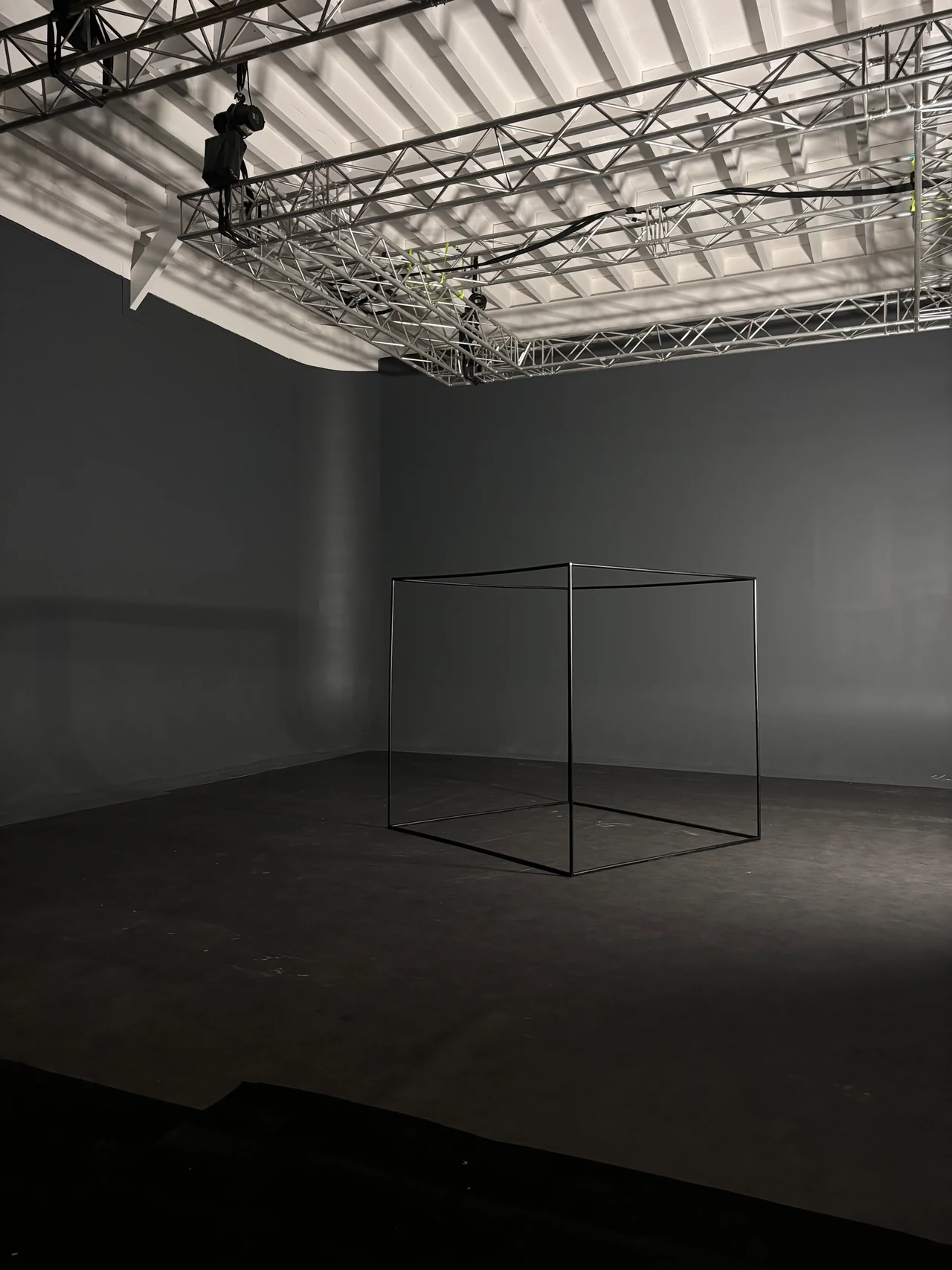 Le plateau Carmaxx et son plafond technique, au-dessus d’un décor cubique
